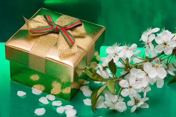 Подарочная коробка с белыми цветами — стоковое фото