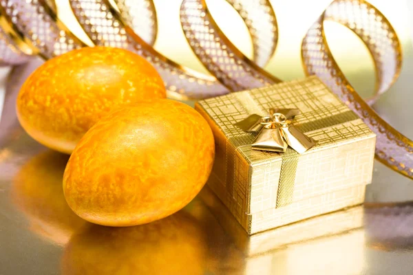 Ostereier mit goldener Geschenkbox — Stockfoto