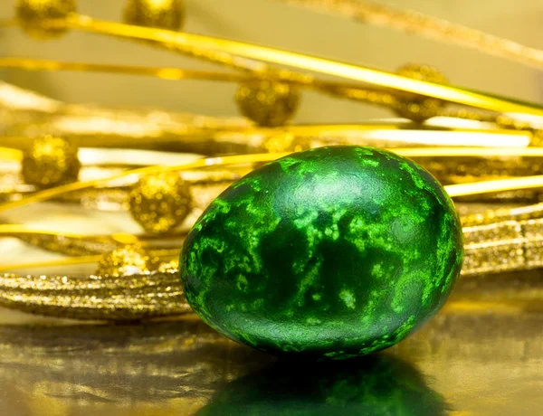 Uovo di Pasqua con foglie d'oro — Foto Stock