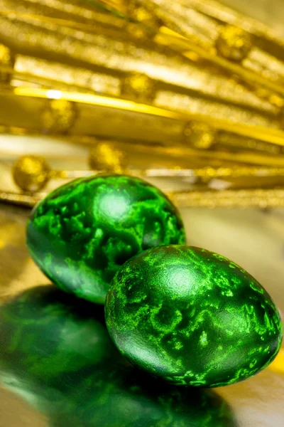 黄金の葉でイースターの卵 — ストック写真