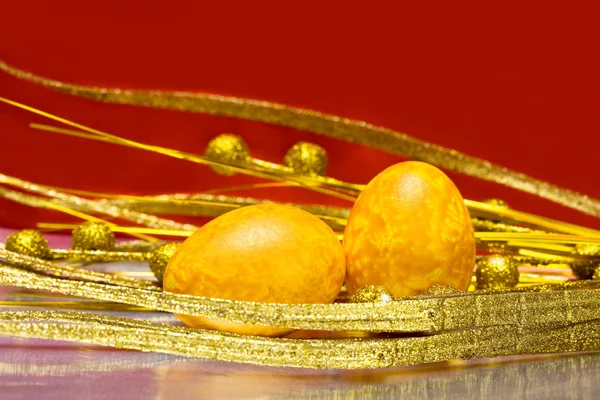 Пасхальные яйца с золотыми листьями — стоковое фото