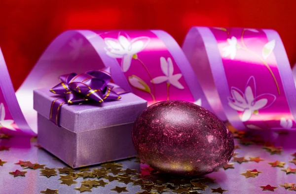 Ovo de Páscoa com caixa de presente violeta — Fotografia de Stock
