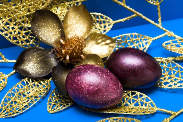 Пасхальные яйца с золотым цветом — стоковое фото