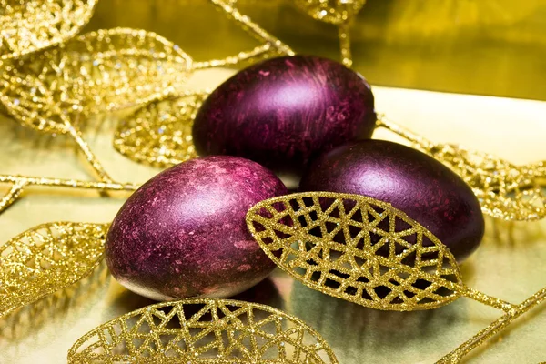 黄金の葉でイースターの卵 — ストック写真