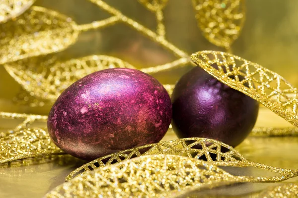 Easter eggs with golden leaves — Stock Photo, Image