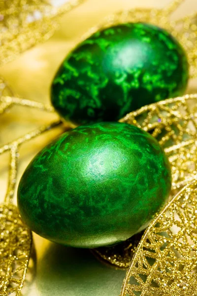 Uovo di Pasqua con foglie d'oro — Foto Stock