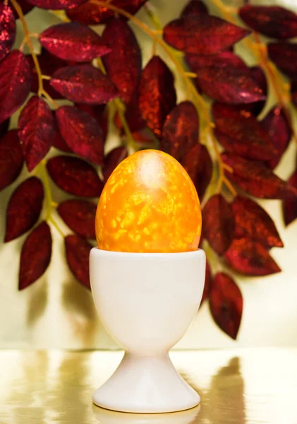 Huevo de Pascua con hojas rojas —  Fotos de Stock