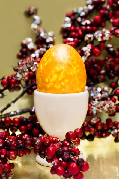 Huevo de Pascua con bayas rojas —  Fotos de Stock