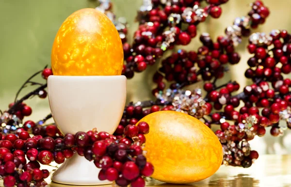 Velikonoční vajíčko s červeným ovocem — Stock fotografie