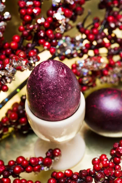 Пасхальное яйцо с красными ягодами — стоковое фото