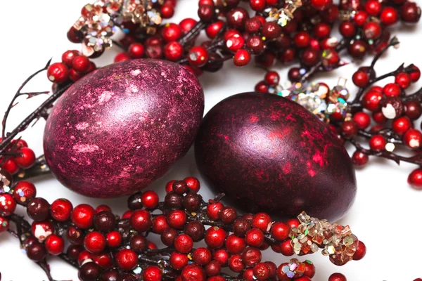 Huevo de Pascua con bayas rojas — Foto de Stock