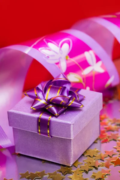 Caja de regalo violeta con cinta — Foto de Stock