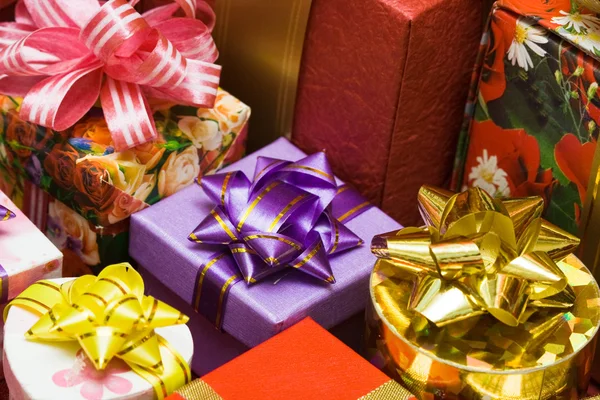 Caixas de presente vermelho, violeta, dourado — Fotografia de Stock