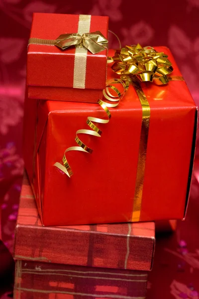 Rote Geschenkboxen mit goldener Schleife — Stockfoto
