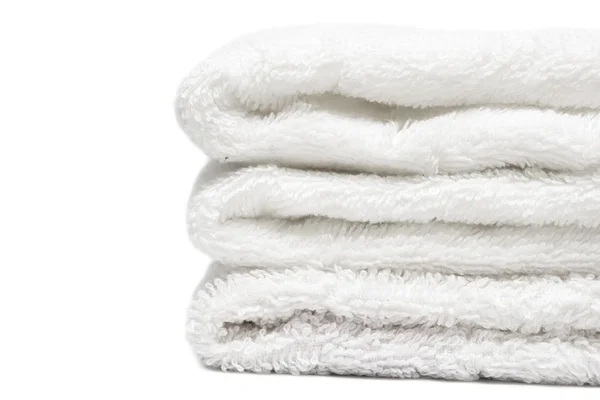 Куча белых полотенец крупным планом — стоковое фото