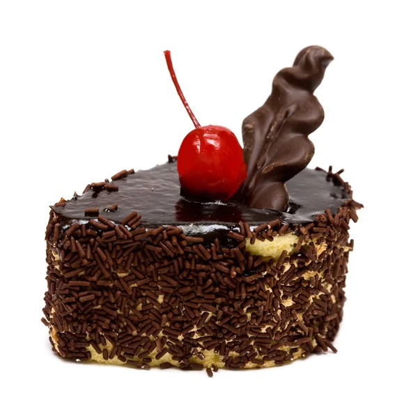 Pastel de chocolate con cereza roja — Foto de Stock