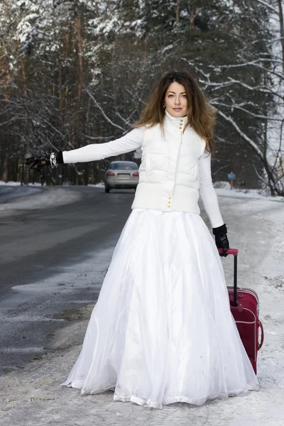 Eloping νύφη το χειμώνα με τσάντα — Φωτογραφία Αρχείου
