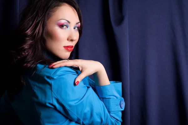 Sexy modieuze vrouw in blauwe jas — Stockfoto
