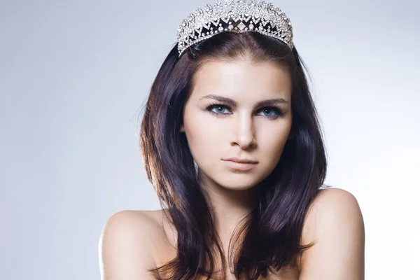 Красива принцеса з діамантовою короною — стокове фото