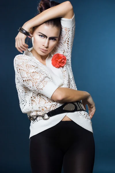 Kara kaşları ile kadın moda — Stok fotoğraf