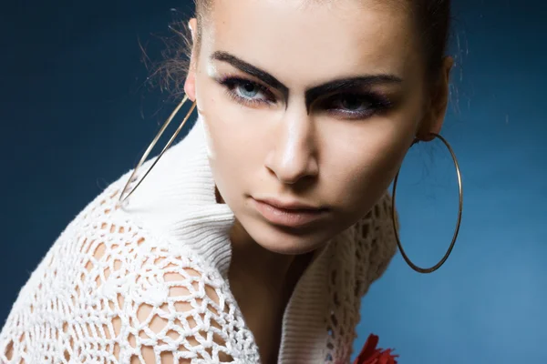Modefrau mit schwarzen Augenbrauen — Stockfoto