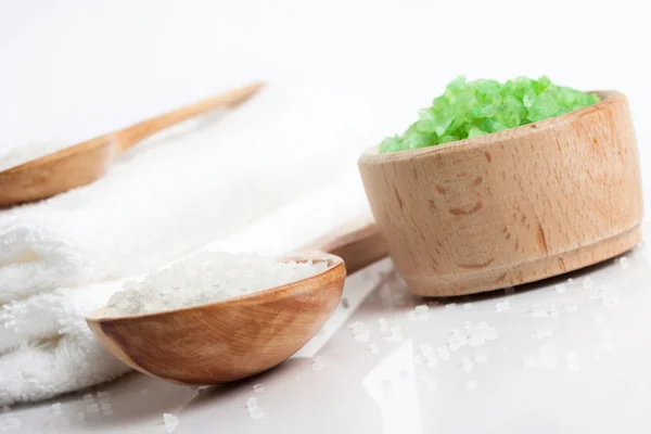Spa essentials (bath salt in a spoon and towel) — Stock Photo, Image