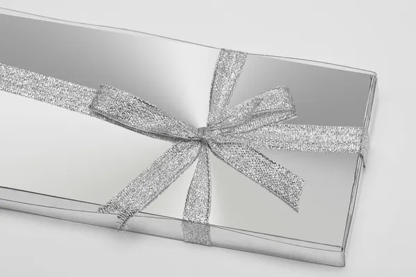 Caja de regalo de plata con cinta — Foto de Stock