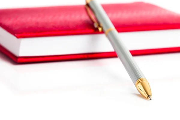 Caderno vermelho com caneta de prata — Fotografia de Stock