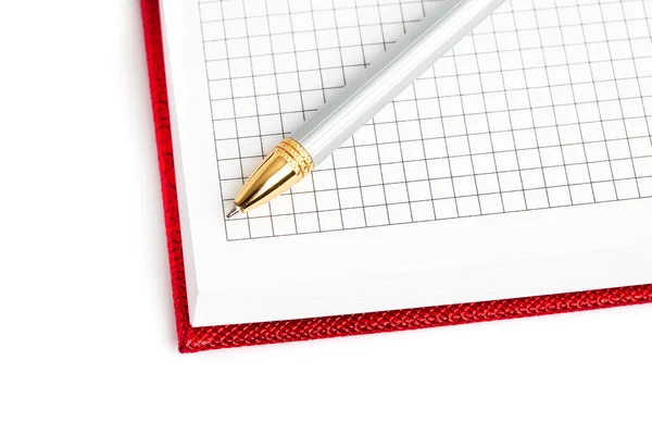 Červený zápisník s stříbrným perem — Stock fotografie