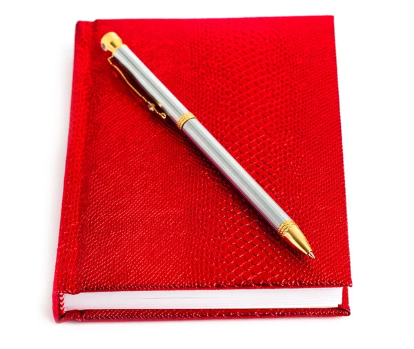 Caderno vermelho com caneta de prata — Fotografia de Stock