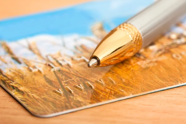 Золотая ручка с кредитной картой — стоковое фото