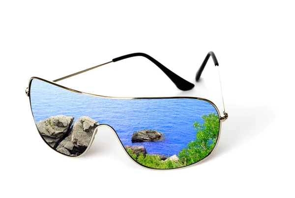 Sonnenbrille mit Reflexion isoliert auf weißem Hintergrund — Stockfoto