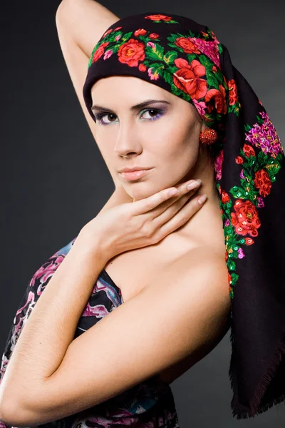 Modefrau mit schwarzem Hut — Stockfoto