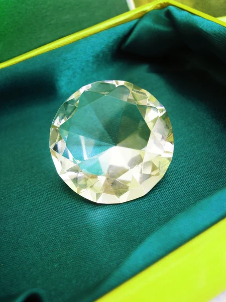 Belo cristal de diamante na caixa verde — Fotografia de Stock