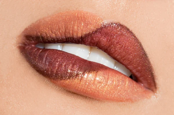 Primer plano de hermosos labios femeninos —  Fotos de Stock