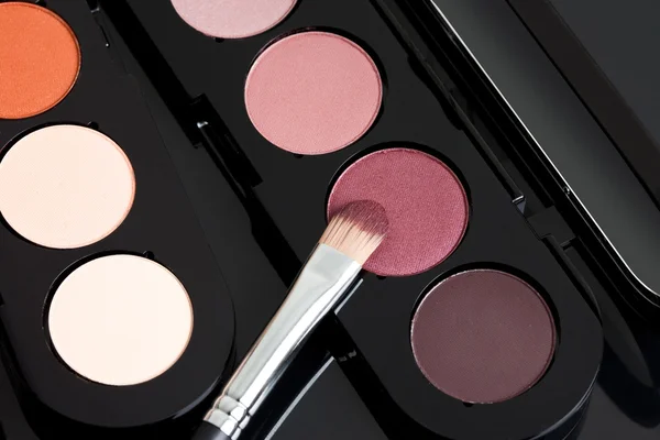 Make-up eyeshadows a kosmetické štětce — Stock fotografie