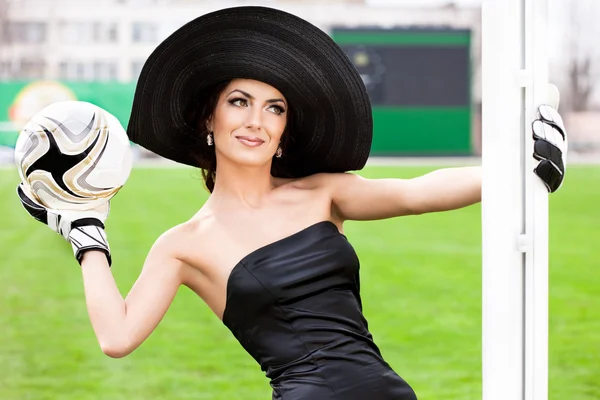 Mujer elegante con pelota de fútbol — Foto de Stock
