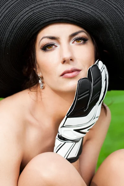 Elegante Frau mit Fußballtorwarthandschuh — Stockfoto