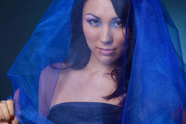 푸른 베일을 두른 아름다운 소녀 — 스톡 사진