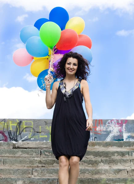 Glückliche Frau mit bunten Luftballons — Stockfoto