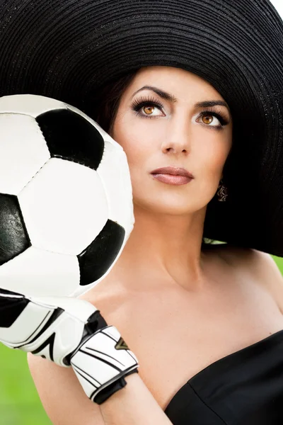 Elegant kvinde med fodbold - Stock-foto