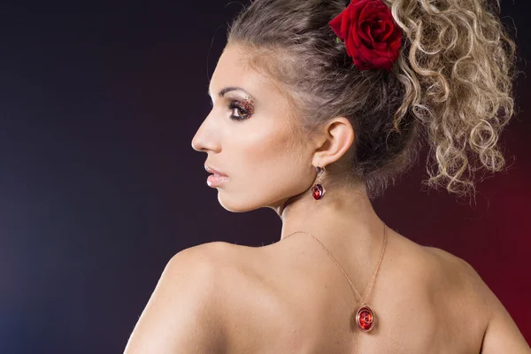 Bella donna alla moda con rosa rossa — Foto Stock
