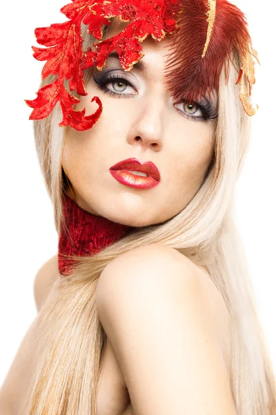 Bella donna alla moda con foglie d'arte sulla testa — Foto Stock