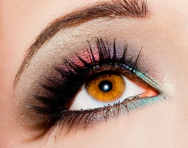 Nahaufnahme eines schönen weiblichen Auges — Stockfoto