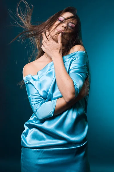 Mulher na moda no fundo azul — Fotografia de Stock