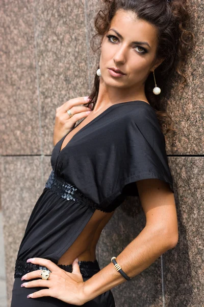 Sexy modieuze vrouw in de straat — Stockfoto