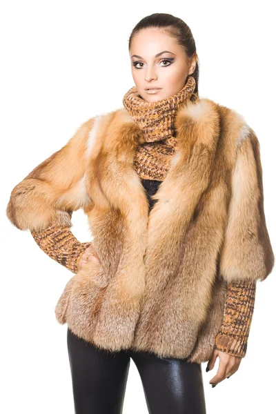 Mulher bonita em um casaco de peles — Fotografia de Stock