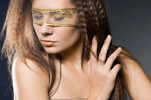 Altın elbiseli seksi moda kadın — Stok fotoğraf