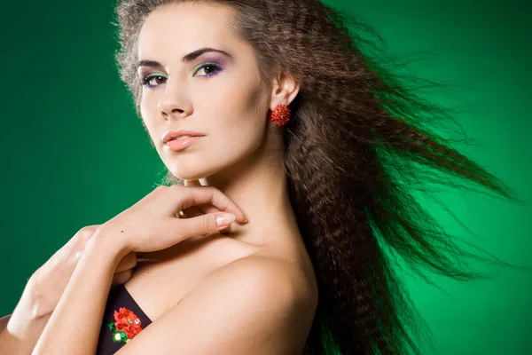 초록색 배경의 아름다운 여성 — 스톡 사진