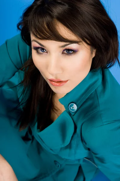 Mooie Aziatische vrouw in blauwe jurk — Stockfoto